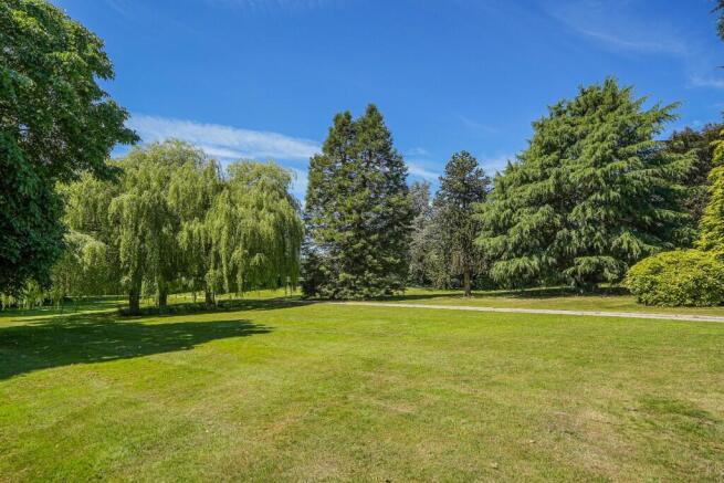 5 bed Detached for sale Image 6