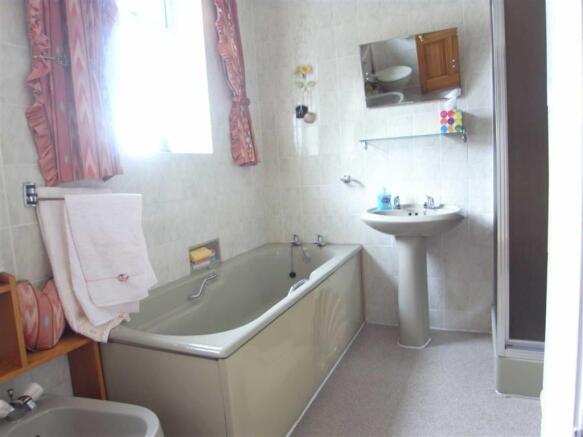 BATHROOM/WC