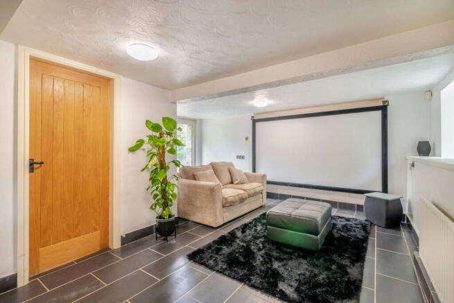 5 bed Detached for sale Image 11