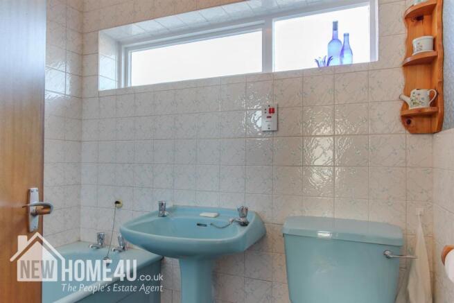 FAMILY BATHROOM: