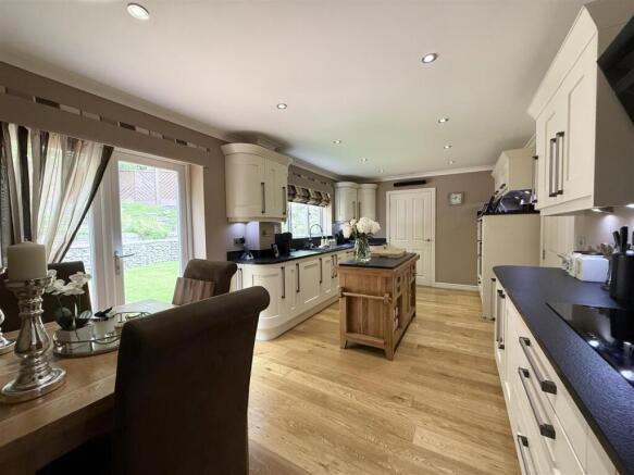 5 bed Detached for sale Image 11