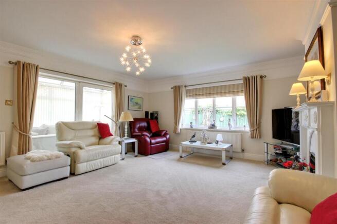 4 bed Detached Bungalow for sale Image 4