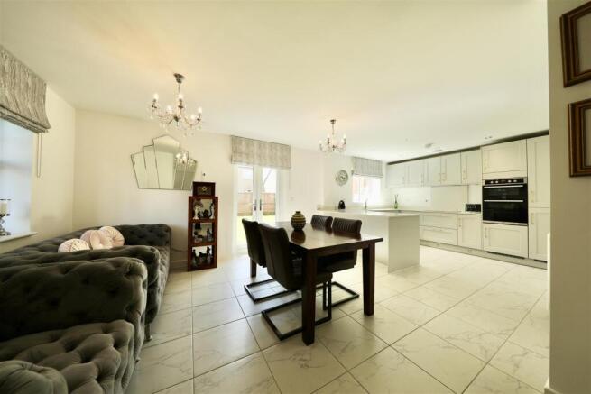 4 bed Detached for sale Image 7