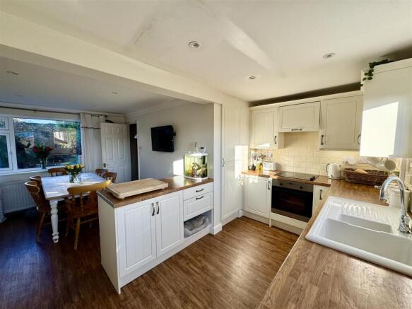 KITCHEN/DINING ROOM