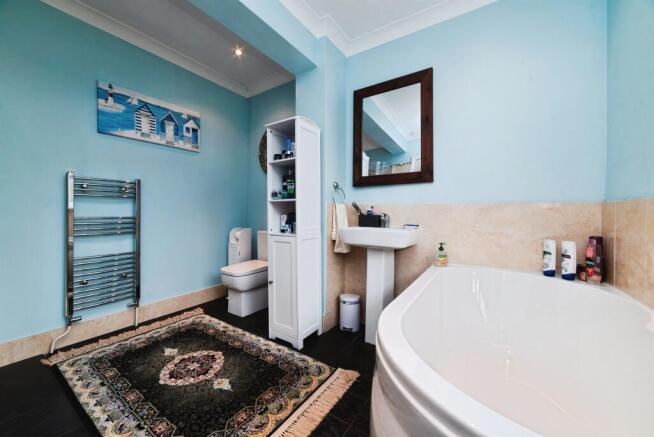 4 bed Detached for sale Image 10