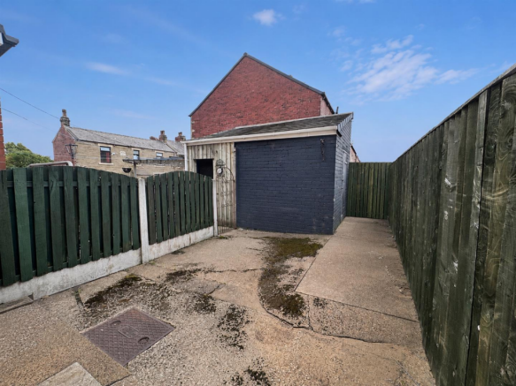 2 bed Terraced to rent Image 5
