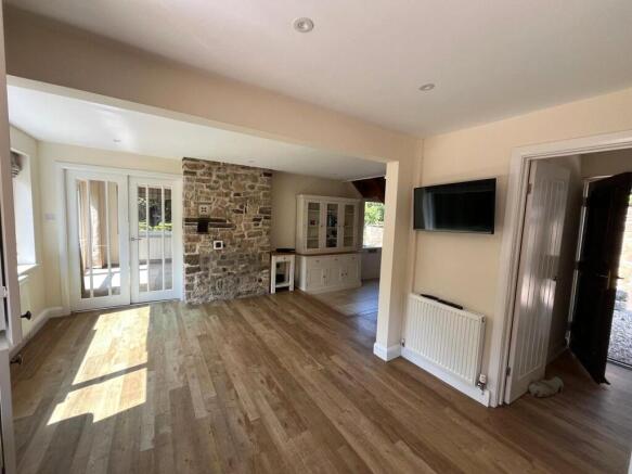 4 bed Detached to rent Image 3