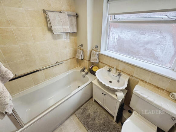 3 bed Semi-Detached to rent Image 11