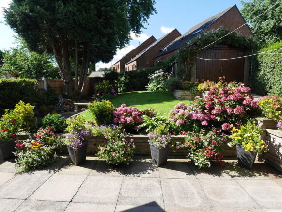 patio & garde...