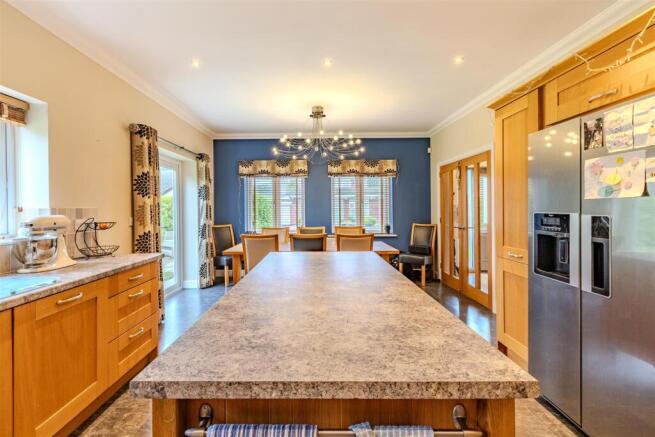 6 bed Detached for sale Image 6