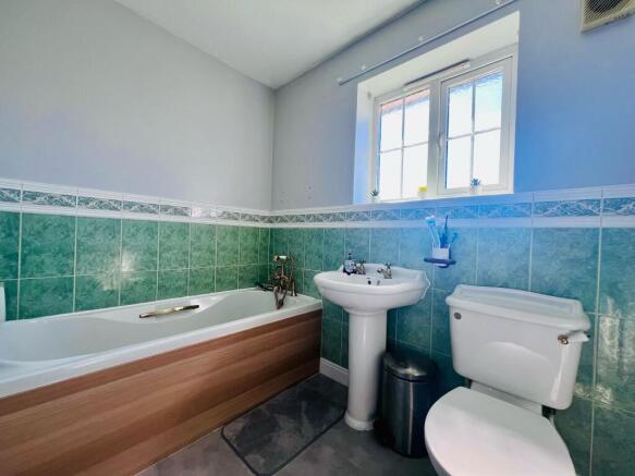 BATHROOM (2).jpg