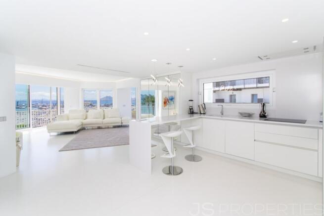 First line apartment in Puerto Pollensa 