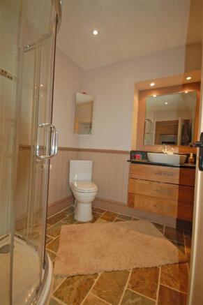 SHOWER ROOM/ WC