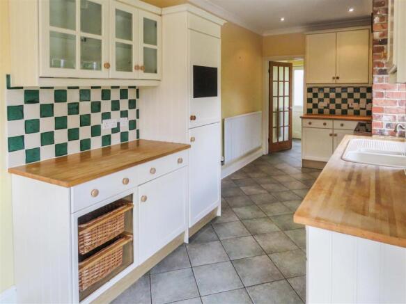 Kitchen (a).JPG