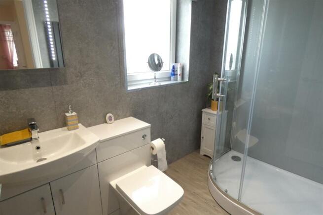 MODERN SHOWER ROOM