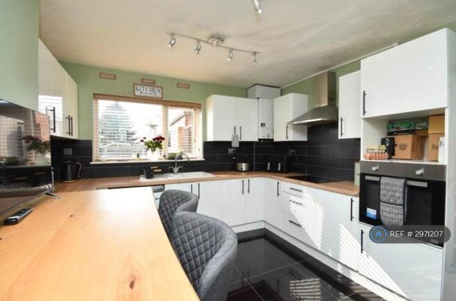3 bed Semi-Detached to rent Image 3