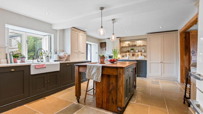 5 bed Detached for sale Image 4