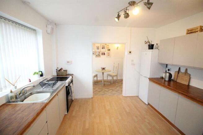 14 Pendle Cres-Kit2.JPG