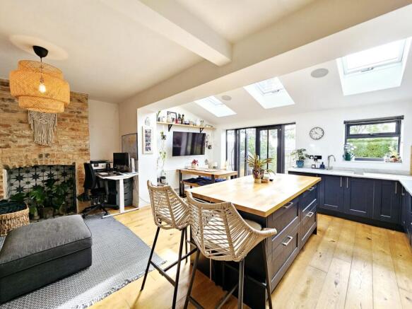 3 bed Semi-Detached for sale Image 4