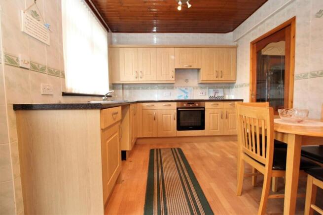 4 - Kitchen.JPG