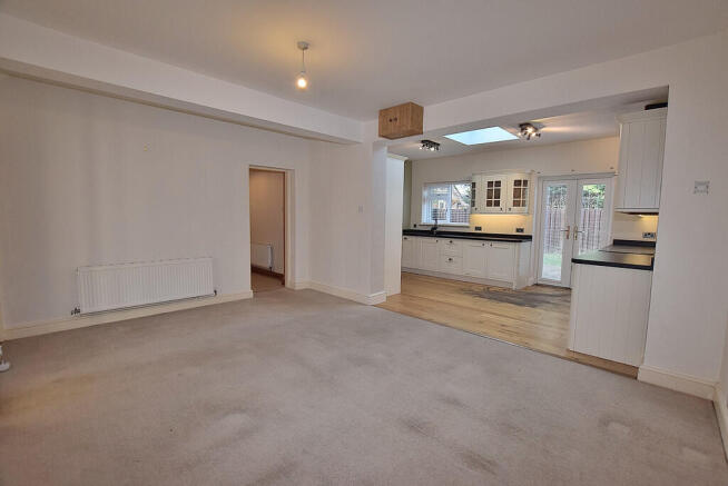 4 bed Semi-Detached for sale Image 4