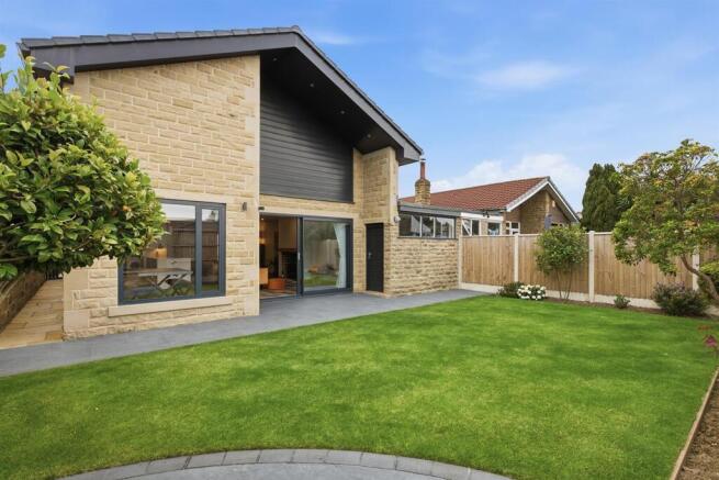 4 bed Link Detached House for sale Image 4