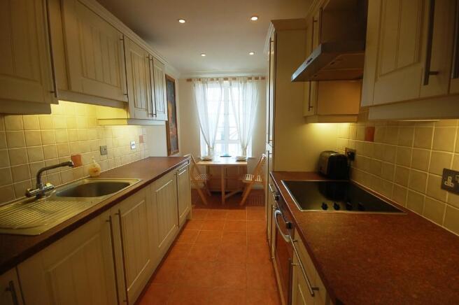 KITCHEN & BREAKFAST