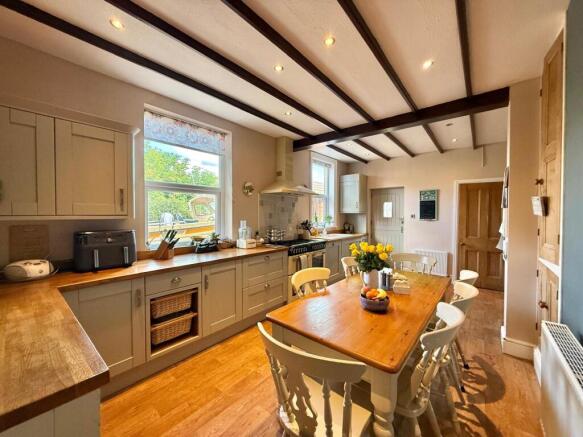 5 bed Semi-Detached for sale Image 4