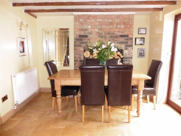 Attractive dining room (front)