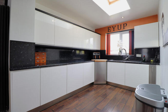 5 bed Detached for sale Image 9