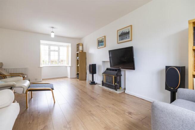 LIVING ROOM 2 .jpg