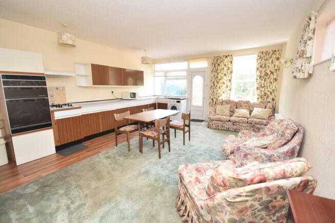 Kitchen/Breakfast...