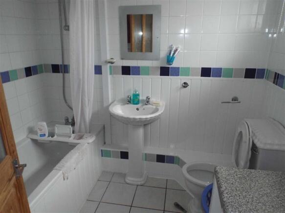 BATHROOM/UTILITY