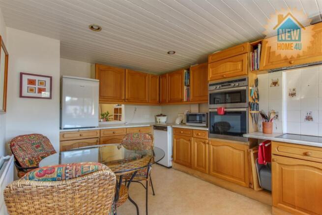 KITCHEN / BREAKFAST ROOM: