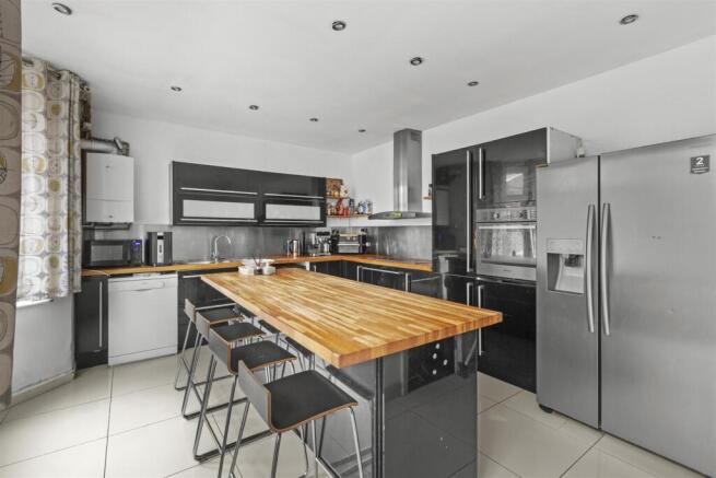 246a West Wycombe Rd, HP12 3AR-7.jpg