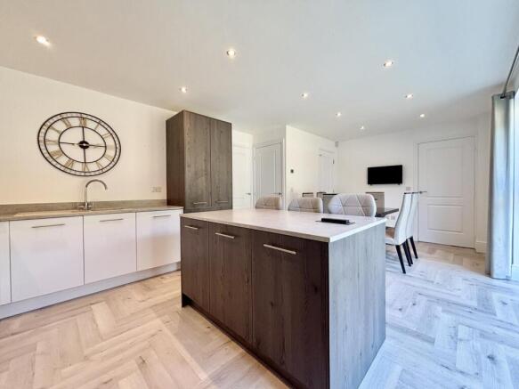 4 bed Detached for sale Image 8