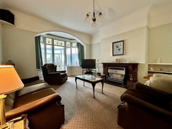 SITTING/DINING ROOM