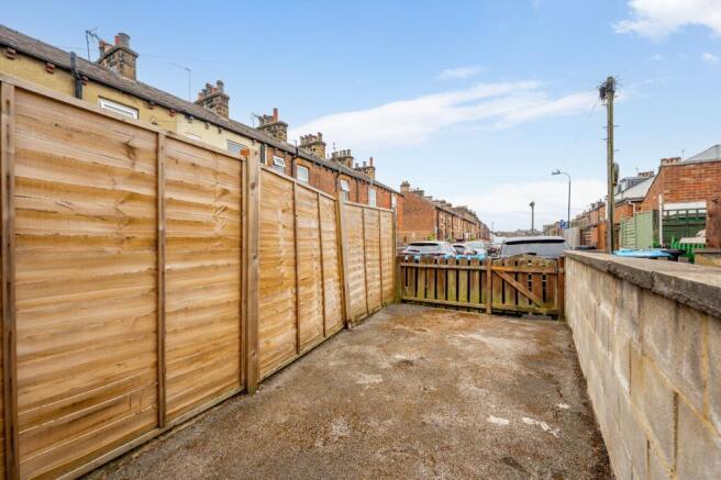 2 bed Terraced to rent Image 4