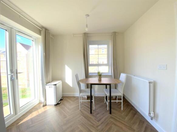 Hadfield Place, New Waltham photo 4