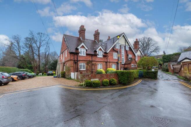 Chiltern Manor Flats, Backsideans, Wargrave, Berkshire RG10 8JR