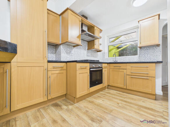 2 bed Terraced to rent Image 2