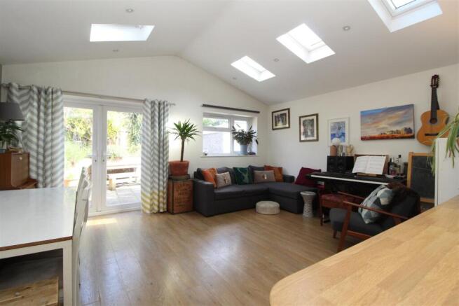 4 bed Semi-Detached to rent Image 6