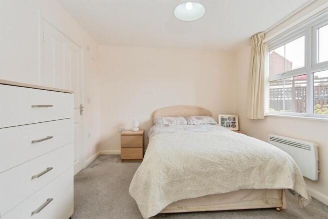 3 bed Ground Flat for sale Image 10