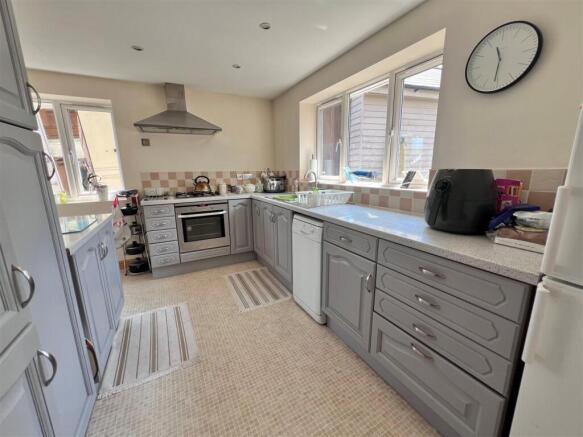 Kitchen 2.jpg