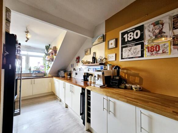 2 bed Flat for sale Image 5