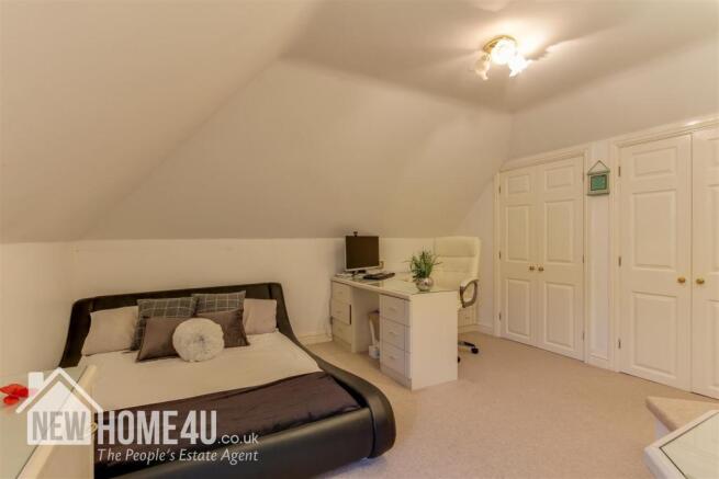 MASTER BEDROOM: