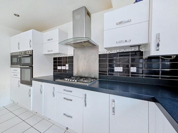 5 bed Detached to rent Image 4