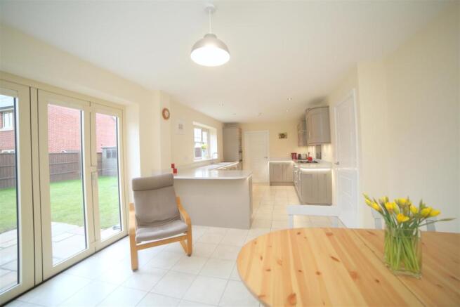Kitchen Breakfast / Family Room