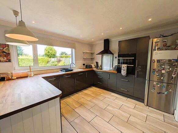 4 bed Semi-Detached for sale Image 5