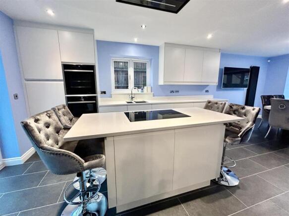 6 bed Detached for sale Image 9